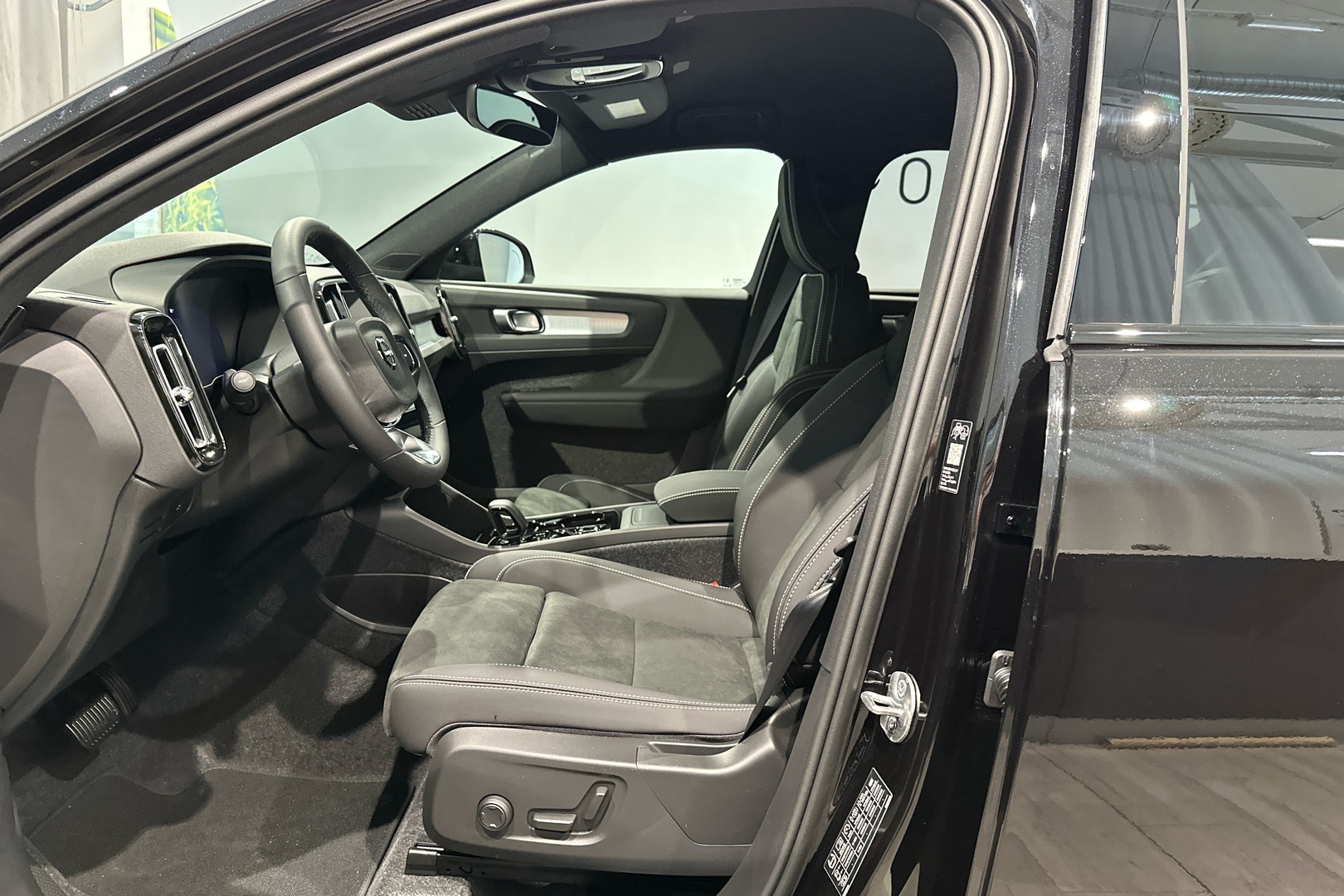 Volvo XC40 B3 MHEV Black Edition 2027, photo 5/13