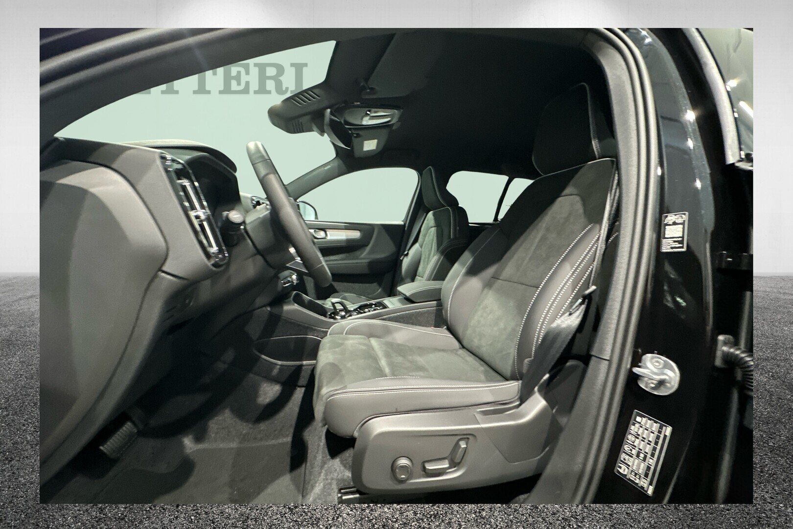 Volvo XC40 B3 MHEV Black Edition 2027, photo 6/13