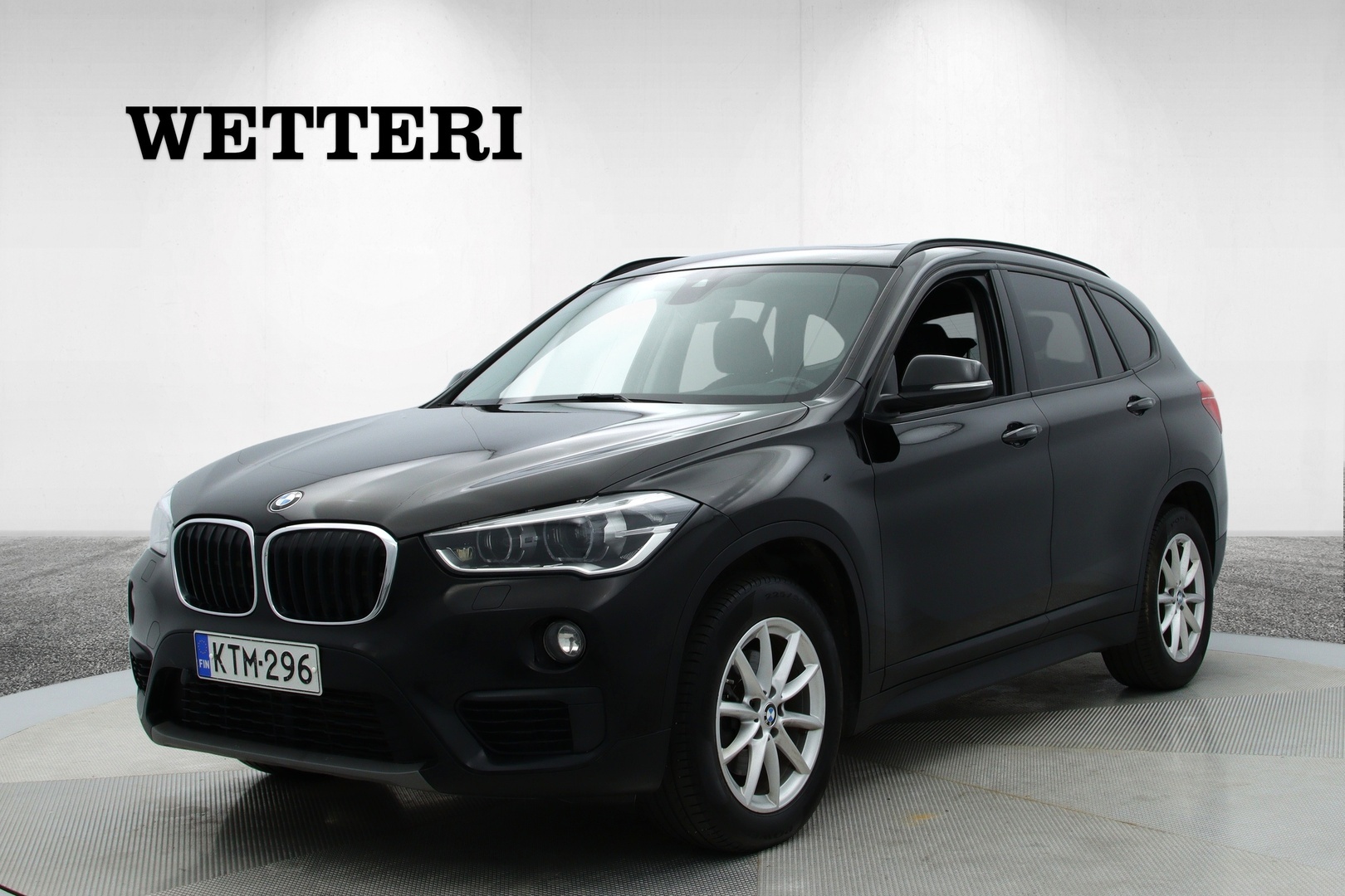 BMW X1 F48 xDrive18d A Business Pro / Vetokoukku / Suomi-auto / Urheiluistuimet / HUD / Lohko + sisäp. / Panoraama / Vakkari / Navi / Comfort access - Vetokoukku / Suomi-auto / Urheiluistuimet / HUD / Lohko + sisäp. / Panoraama / Vakkari / Navi / Comfort access / Juuri huollettu ja katsastettu
