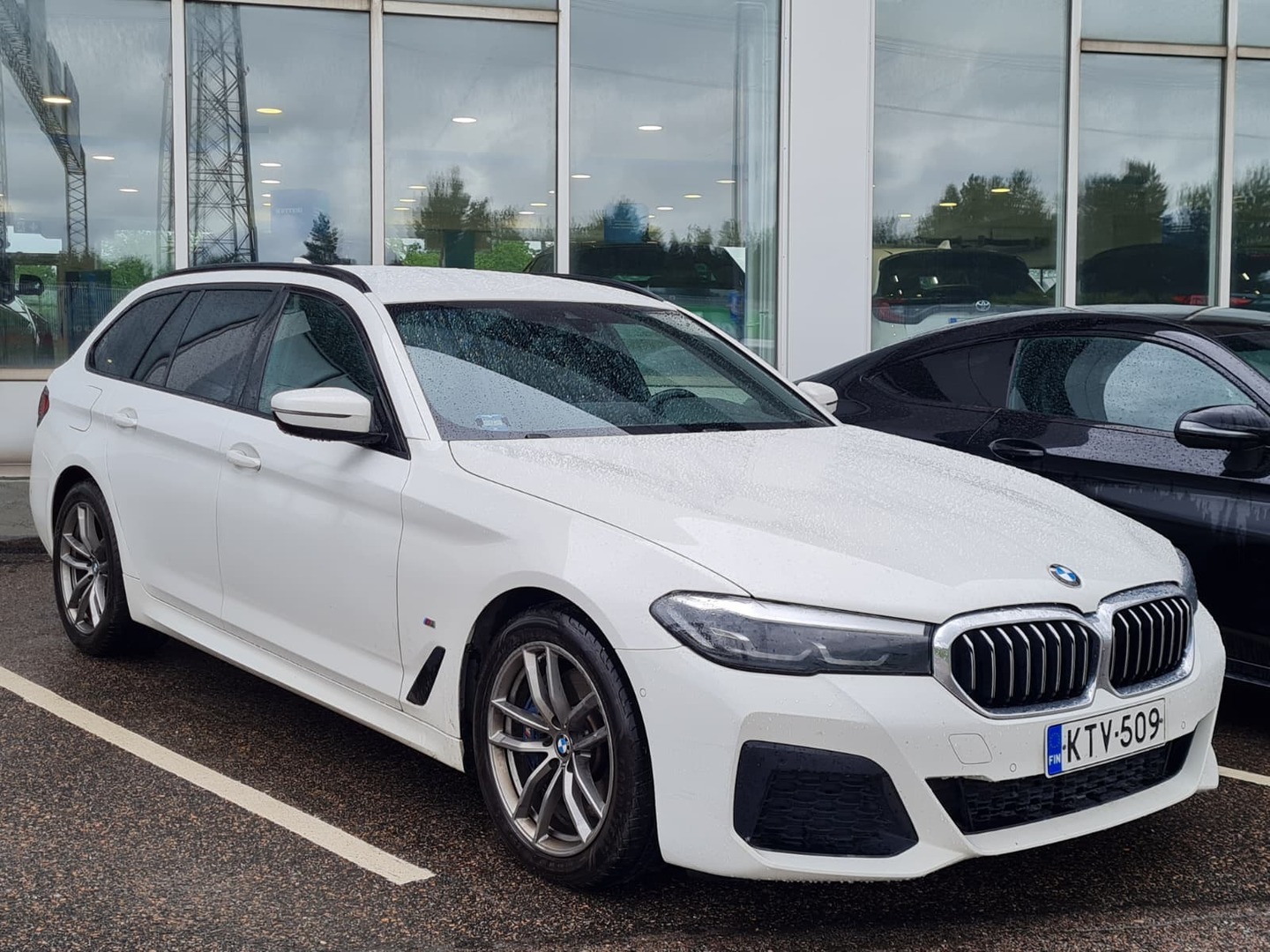 BMW 530 G31 Touring 530e xDrive A Charged Edition M Sport - Kuntotarkastettu vaihtoauto / Suomi-auto / M Sport / Sähköinen vetokoukku / Hifi / Led / Proffa-Navi / Peruutuskamera / Lämmitettävä ratti / Isofix / 