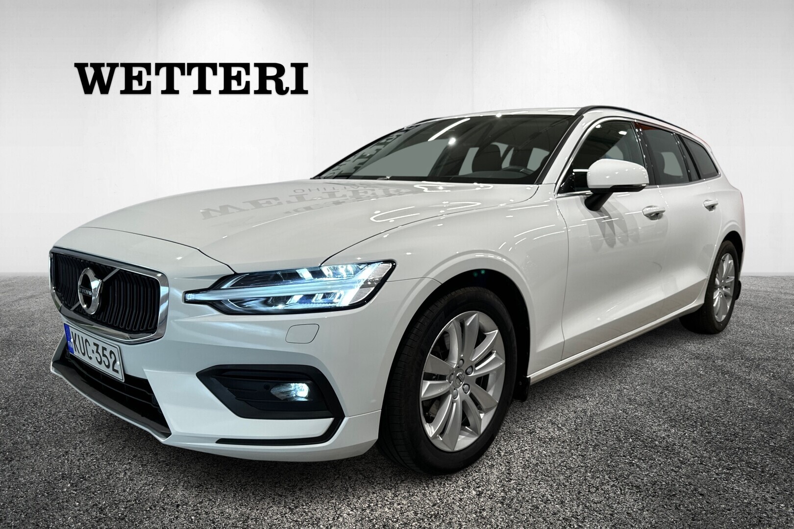 VOLVO V60 B3 MHEV aut Business - **Webasto / Navi / Kamera / Koukku / Takuu / Kuin uusi**