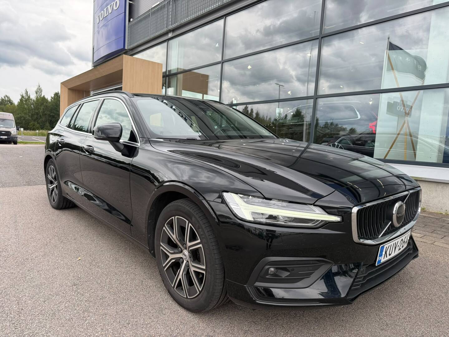 Volvo V60 B3 MHEV Business Core DCT aut 2023, photo 2/5
