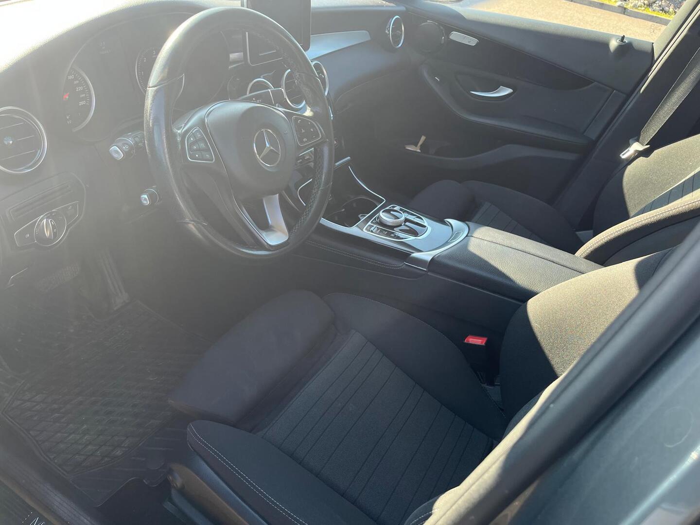MERCEDES-BENZ GLC 220 d 4Matic A Premium Business // Koukku / Webasto / Kamera / Led / Kaukovaloavustin //