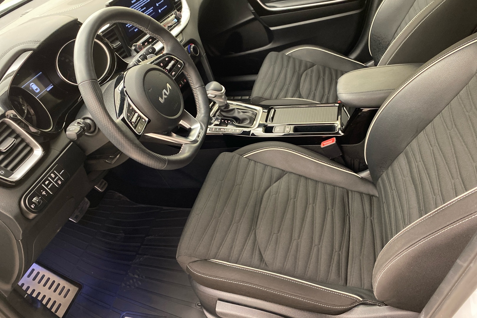 Kia ProCeed 1,5 T-GDI 160hv GT-Line DCT 2024, photo 6/16