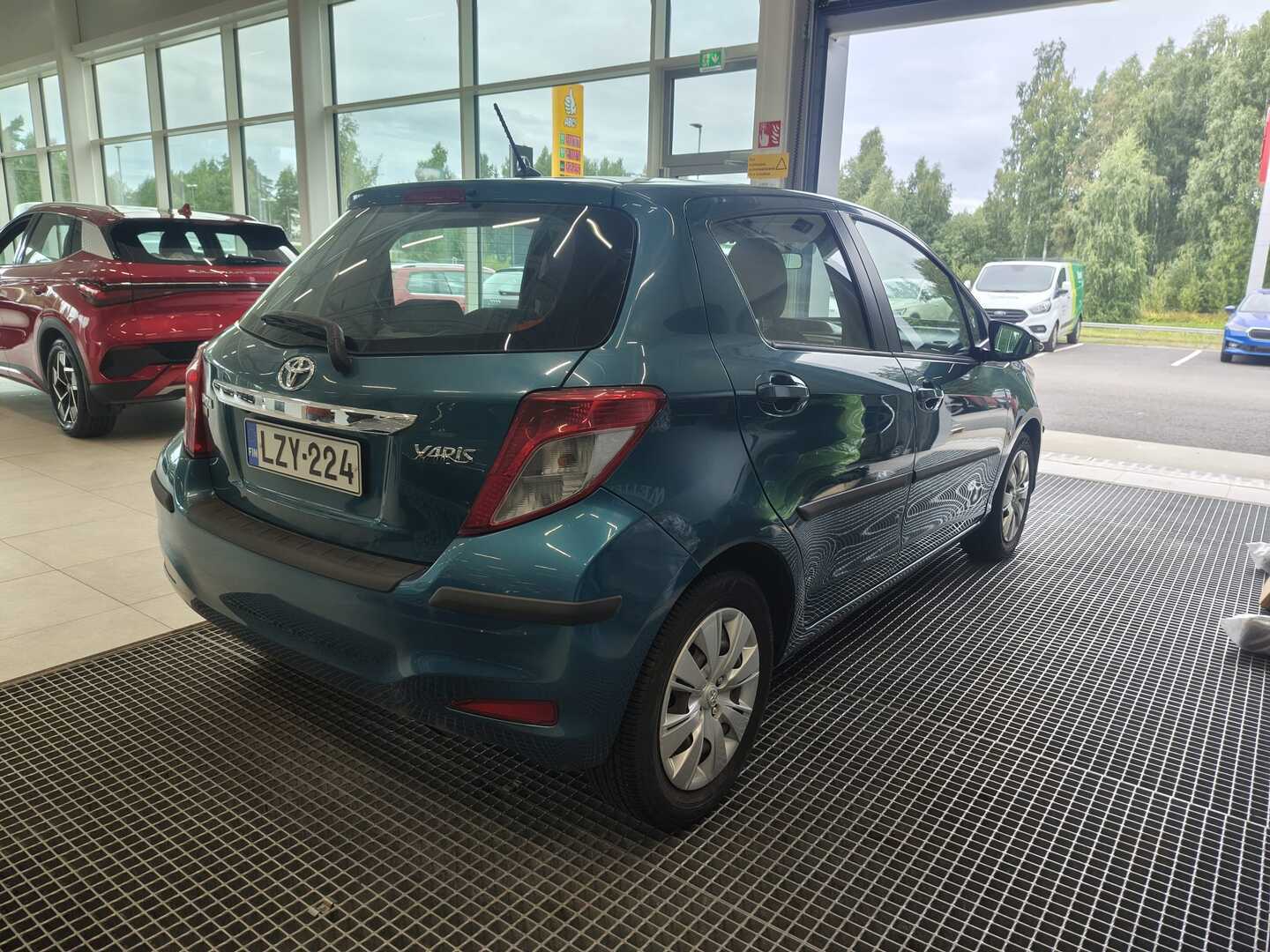 Toyota Yaris 2012, photo 3/4