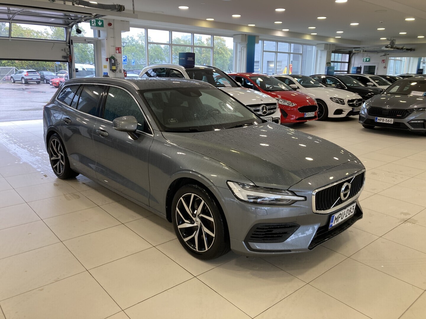 VOLVO V60 T6 TwE AWD Momentum aut. / P.kamera / ACC, Pilot Assist / Vetokoukku / Lisälämmitin / BLIS / Apple CarPlay / Android Auto - / SoH 84,8% / Pysäköinti kamera / ACC, Pilot Assist / Vetokoukku / Lisälämmitin / BLIS / Apple CarPlay / Android Auto / Sähköinen takaluukku / Kaista-avustin / Lämmitettävä ohjauspyörä