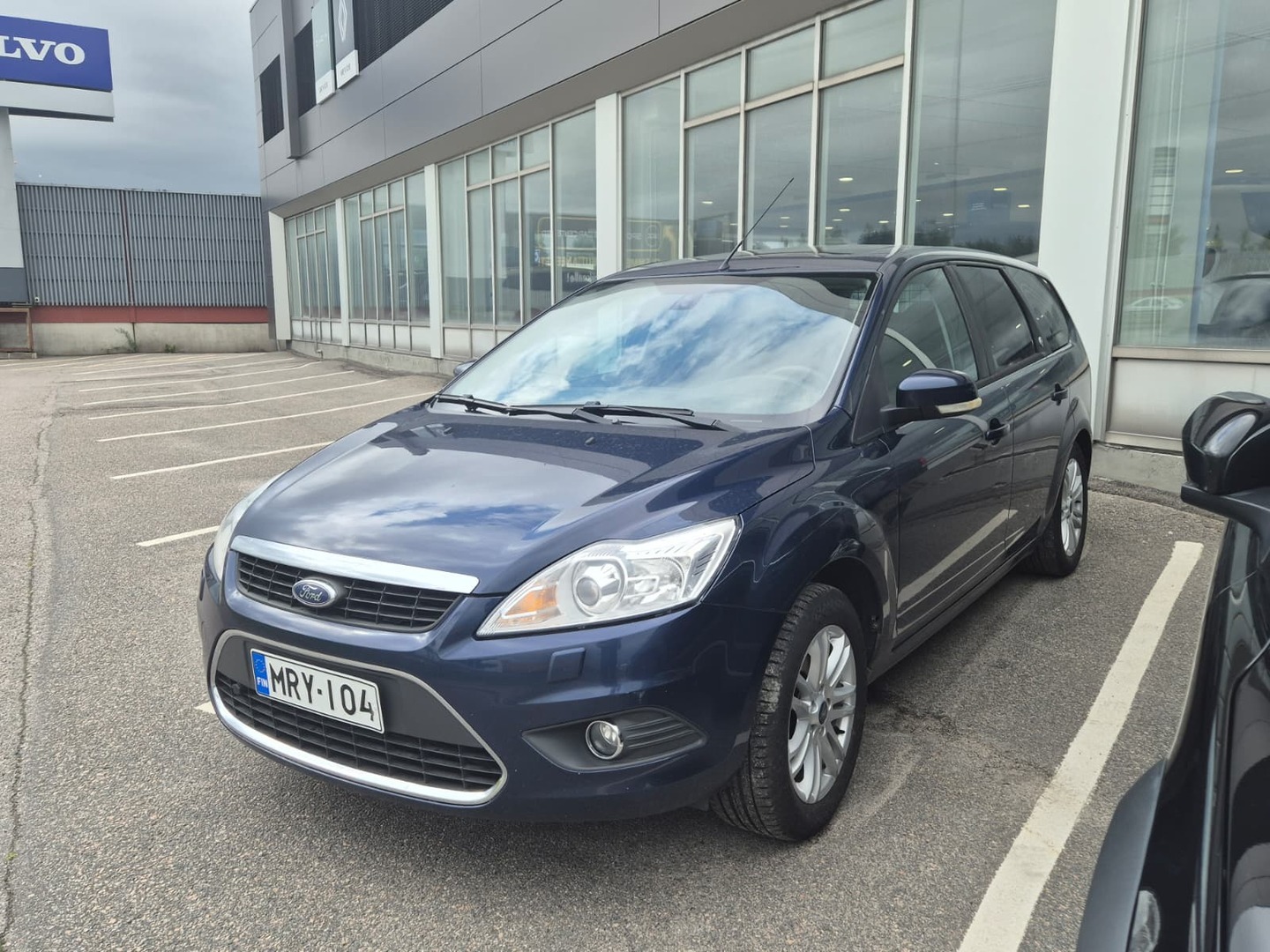 FORD Focus 2,0 145 hv Ghia M5 Wagon - Xenon-ajovalot / Vakionopeudensäädin / Kattoluukku / Lohkolämmitin sisäpistokkeella / Automaatti-ilmastointi / Lämmitettävä tuulilasi / Tummennetut takalasit / 2 x renkaat alumiinivanteilla / 