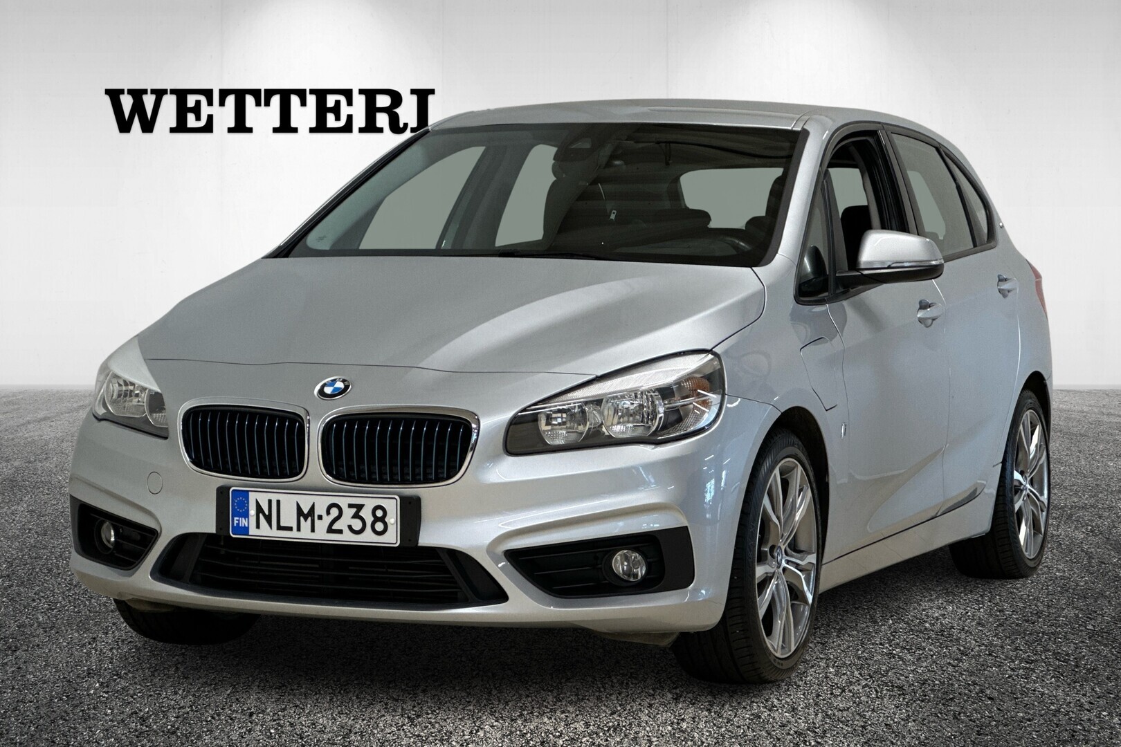 BMW 225 F45 Active Tourer 225xe A / P-Tutkat / Lohkolämmitin / 2x renkaat