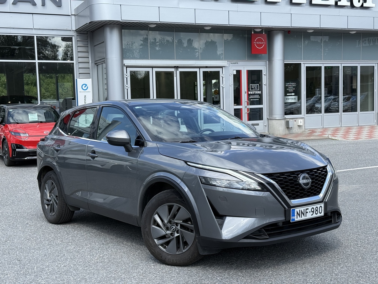 NISSAN Qashqai MHEV 158 Xtronic 2WD Acenta / Tehdastakuu - Merkkihuollettu / - ACC / LED ajovalot kaukovaloavustimella / Avaimeton lukitus / Kamera / Peruutustutka / 2 x renk. vanteilla / Carplay & Android Auto / Lämmitettävä tuulilasi & -ratti / Metalliväri