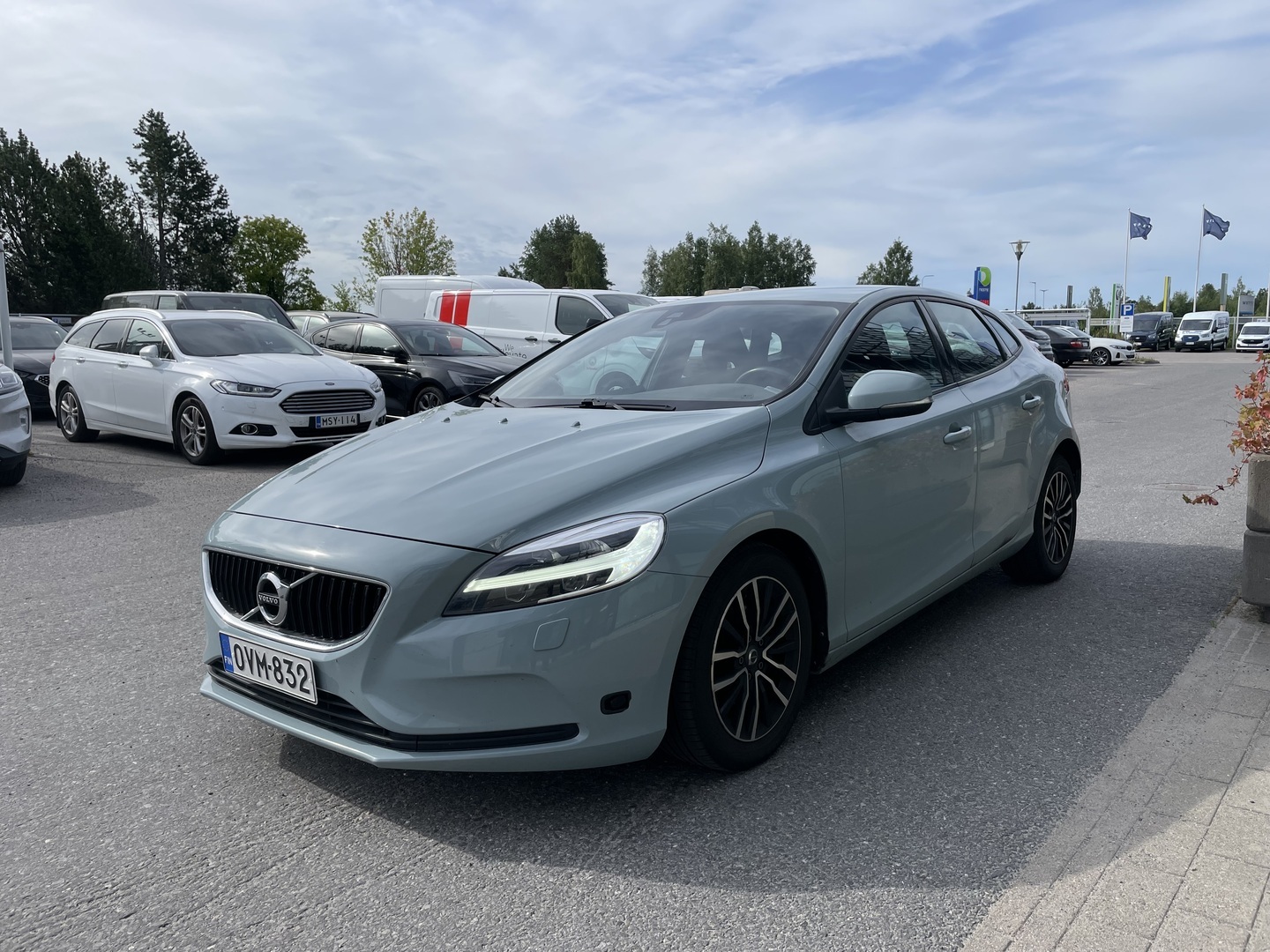 VOLVO V40 D2 Momentum E - ** Kysy lisää myyjältä ! Mikko Leinonen 0405369184 - myös whatsapp ! mikko.leinonen@wetteri.fi **