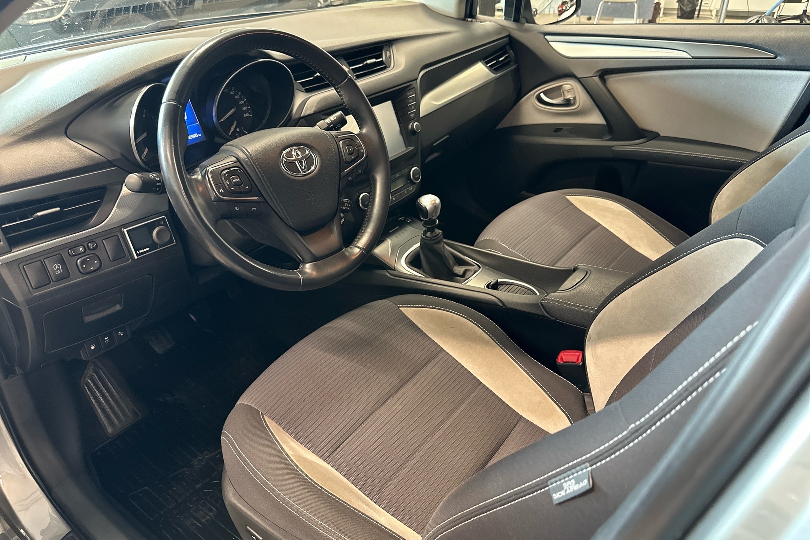 Toyota Avensis 2017, kuva 7/25
