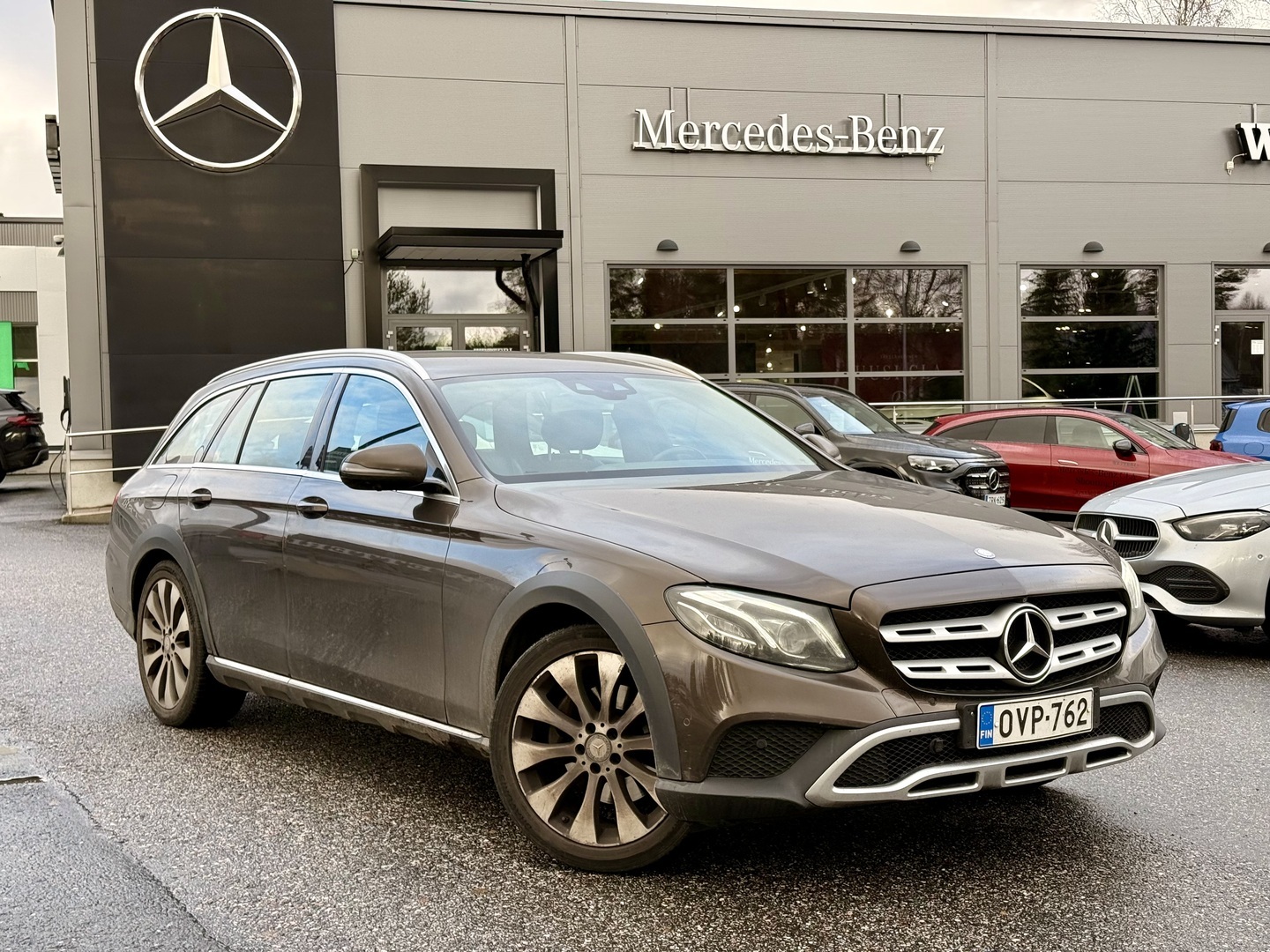 MERCEDES-BENZ E 220 d 4Matic T A All-Terrain / Merkkihuollettu / Widescreen / Webasto / Koukku / Airmatic / - Multibeam LED / 360 kamera / Navi / Carplay & Android Auto / HUD / Katveavustin / Liikennemerkkien tunnistus