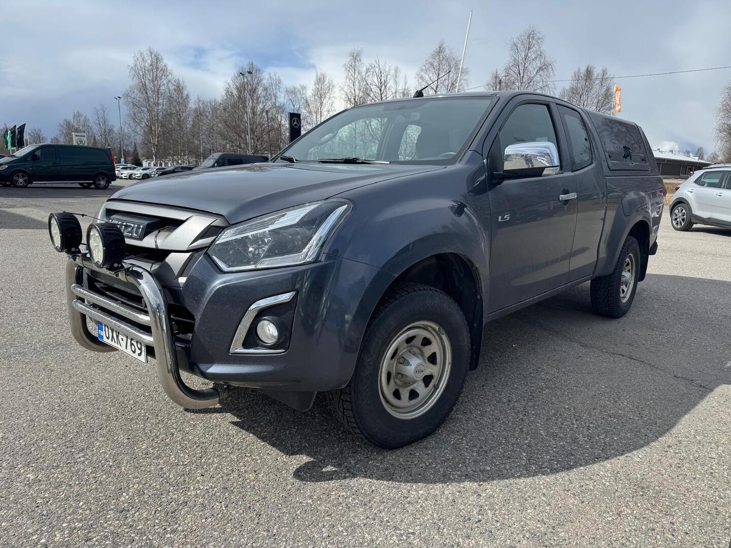 ISUZU D-Max Space Cab 1,9 TDi 4WD 6MT LS Black Edition * Webasto / Koukku / Lavakate * - Isuzu D-Max Space Cab 1,9 TDi 4WD 6MT LS Black Edition * Webasto / Koukku / Lavakate *