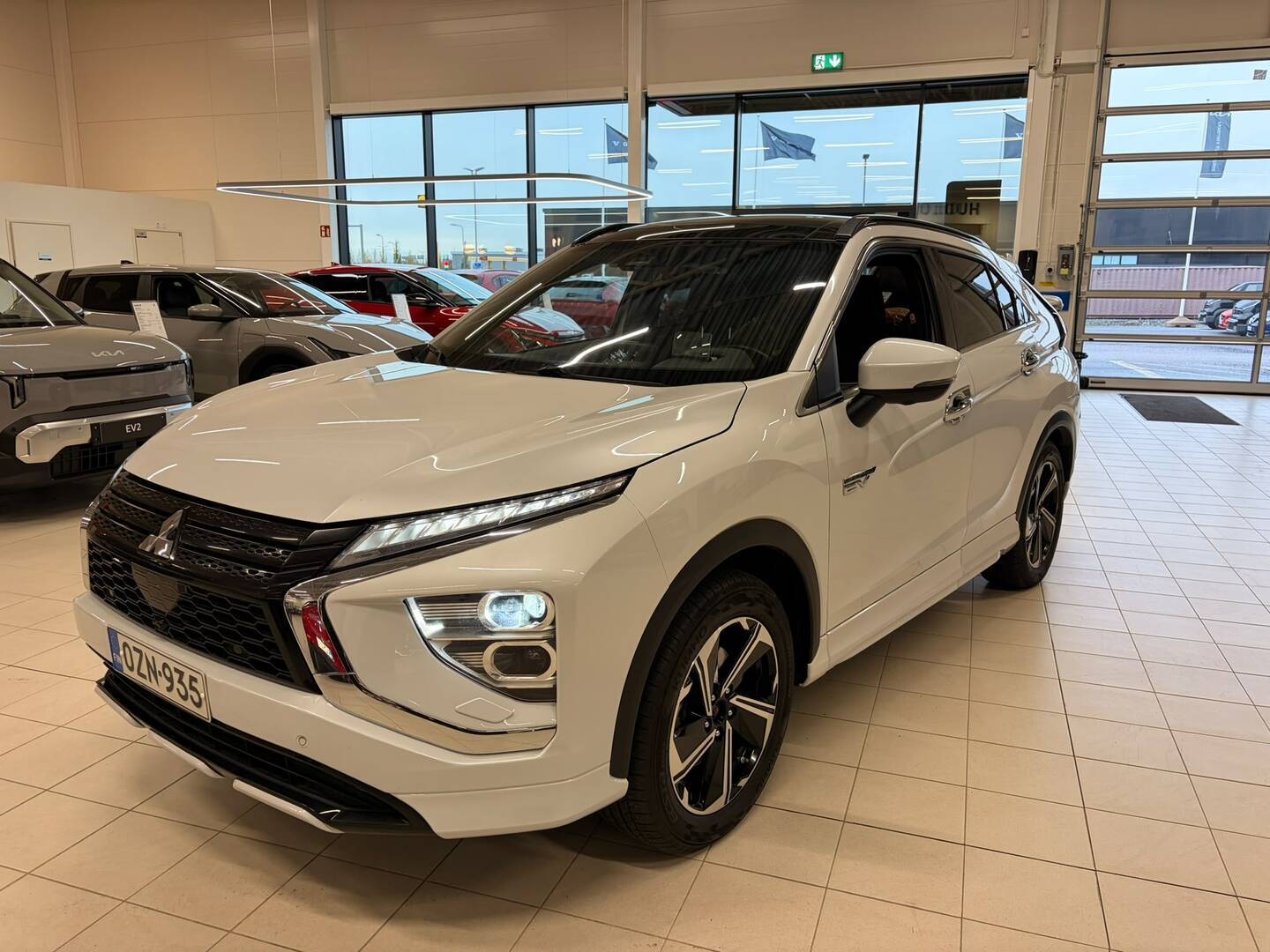 MITSUBISHI Eclipse Cross 2.4 PHEV Instyle Plus 4WD / Hyvillä varusteilla! / 1.Om / Suomi-auto / Alv. / Lasikatto / Hud / Navi / 360-Kamerat / Keyless Go / - / Lasikatto / Hud / Nahat / Adapt.Cruise / Blis / 360-Kamerat / Lämpöratti ja lasi /