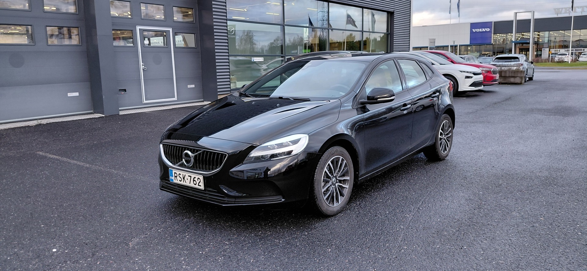 VOLVO V40 T2 Business aut - Juuri tullut- kysy tarjous jo nyt  ** Vähän ajettu / 1- om. Suomi-auto / Lisälämmitin / Vakkari **