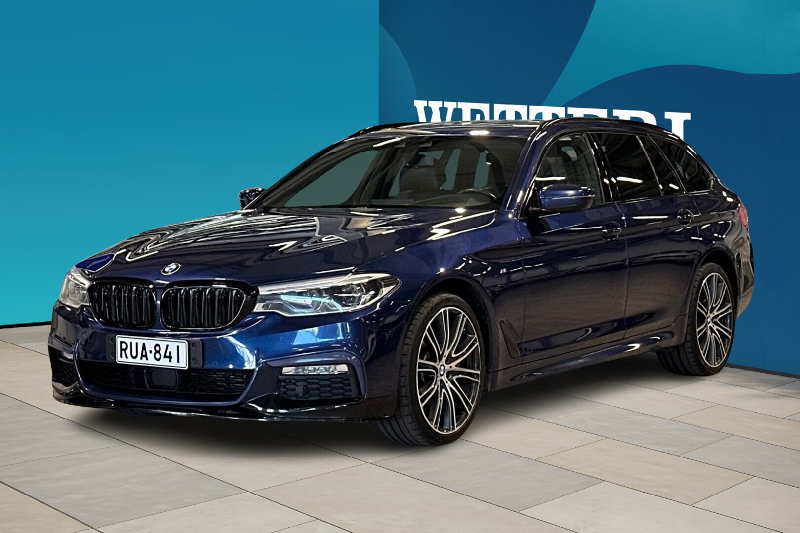 BMW 540 G31 Touring 540d A xDrive Business M Sport - Huippuvarusteltu M Sport! / Koukku / Soft Close / Panoraama / Adapt.vakkari / Comfort-istuimet / Adapt.LED / HUD / Harman/Kardon / Comfort Access / Kamera