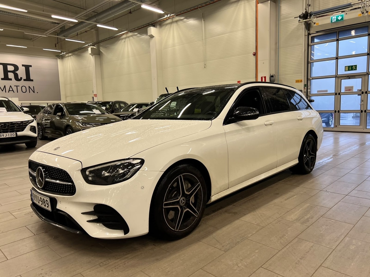 MERCEDES-BENZ E 400 d 4MATIC T A Business Avantgarde AMG - ** Juuri tullut, UPEA! / Vetokoukku / Burmester / Adapt.Vakkari / Panorama / Night -paketti / Merkkihuollettu **