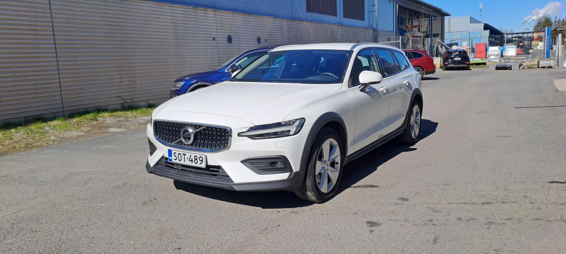 VOLVO V60 Cross Country B4 AWD D-MHEV Business Edition aut ** Juuri tullut! Kysy lisää myyjältä / Selekt takuu / Koukku / Navi /  ACC ** - ** Selekt takuu / 1- om. Suomi-auto  / Koukku / Navi / ACC / Lisälämmitin / Harman&Kardon **