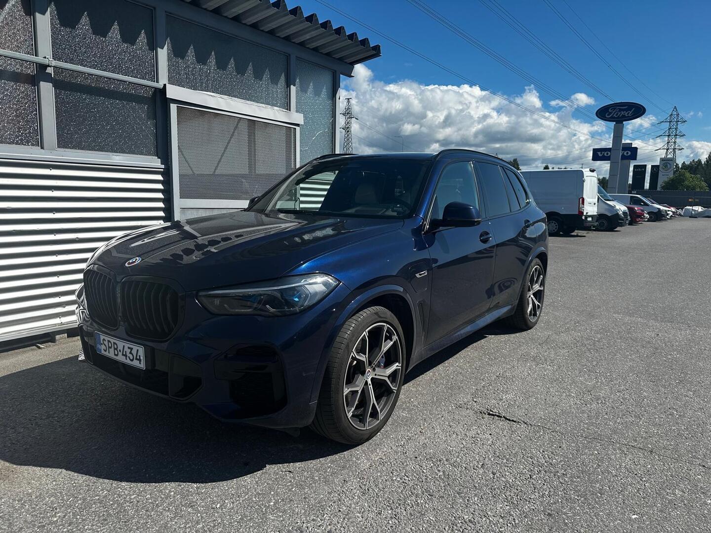 BMW X5 G05 xDrive45e A Charged Edition M Sport - Tulossa! Supervarusteltu! / Bowers & Wilkins Diamond / Sky Lounge / DAP / Eleohjaus / Laser LED / Night Vision / Ilmastoidut Comfort-istuimet muistilla ja hieronnalla / Vetokoukku / 4-pyöräohjaus