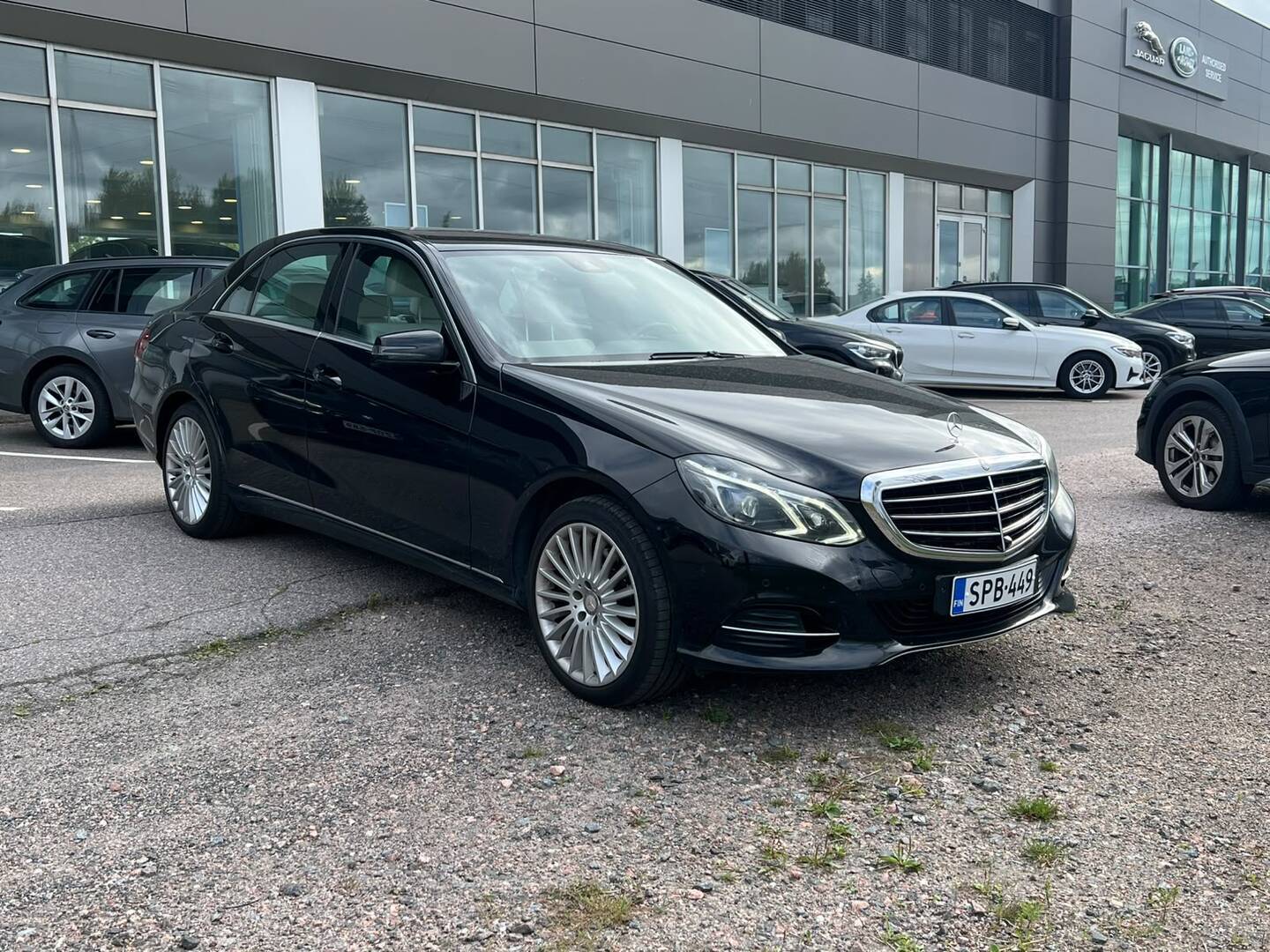 MERCEDES-BENZ E 350 Bluetec 4Matic A - Huippusiisti / Comand / Webasto kauko-ohjauksella / Vetokoukku / 360 kamera / Nahat / ILS / Kattoluukku