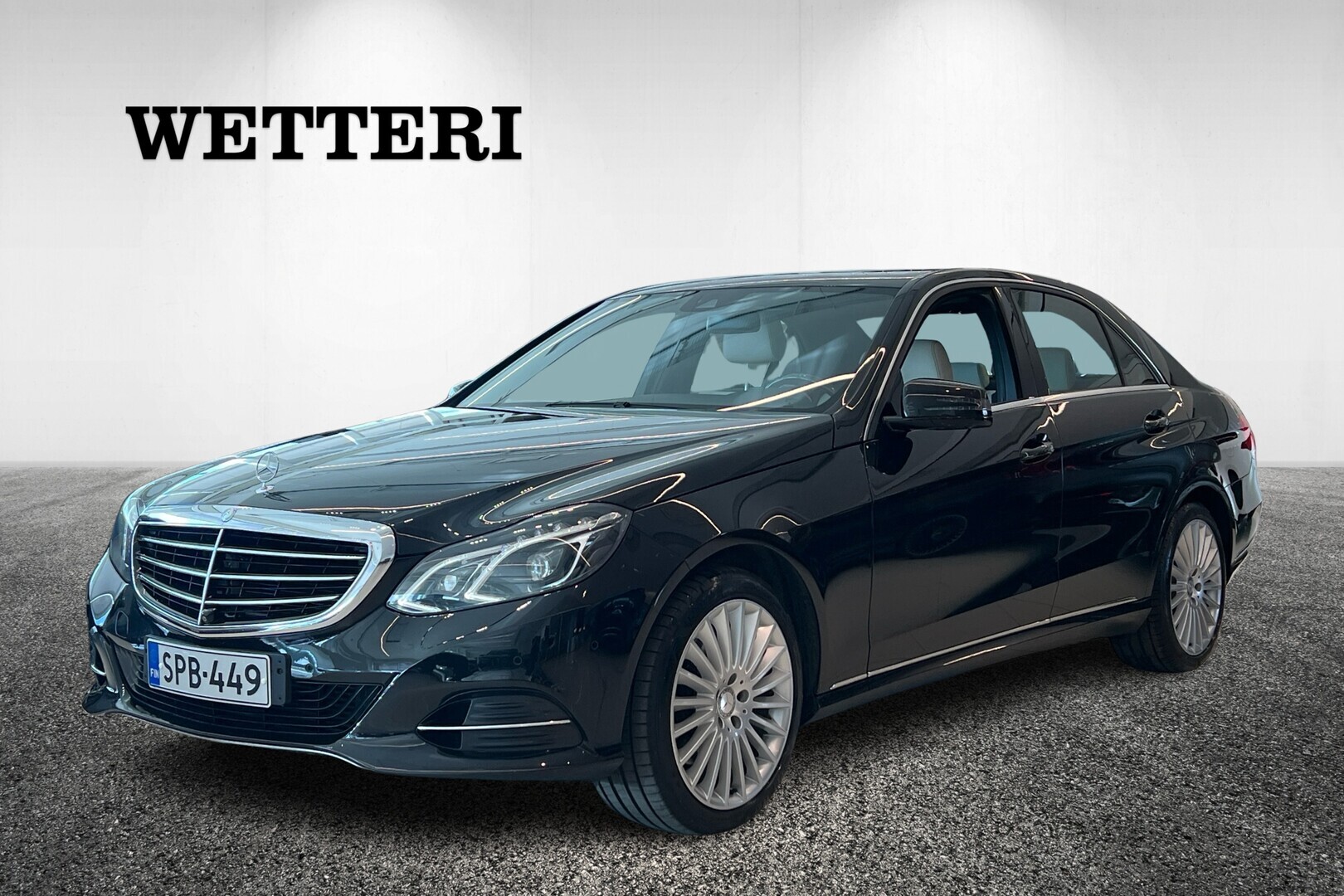 MERCEDES-BENZ E 350 Bluetec 4Matic A - Huippusiisti / Comand / Webasto kauko-ohjauksella / Vetokoukku / 360 kamera / Nahat / ILS / Kattoluukku
