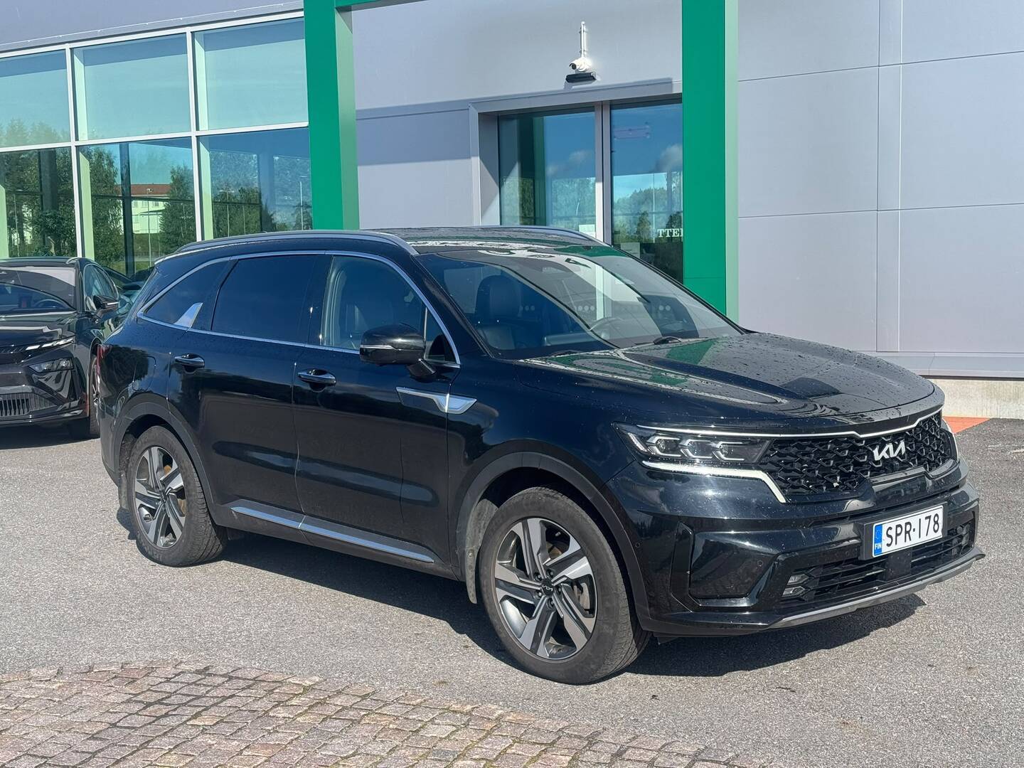 KIA Sorento 1,6 T-GDI Plug-in Hybrid AWD Business Luxury AT 7P *Parhaan varustetason Plug-in hybridi erinomaiselta pidolta!* - *7-paikkainen / Neliveto / Tehdastakuu voimassa / BOSE / HUD / Navigointi / 360 kamera / Lämmitettävä ohjauspyörä / Ilmastoidut istuimet / Adaptiivinen vakkari / Apple Carplay*