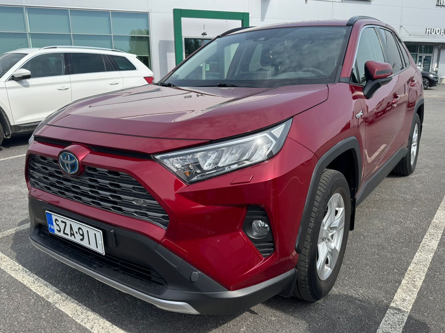 TOYOTA RAV4 2,5 Hybrid Active Edition *Plus-paketti / Navi / ACC / Tutkat / Lämpöratti / Lämpölasi / Sähköluukku / Avaimeton kulku* - *Suomi-auto / Vetokoukku / Lämmittimet / Roiskeläpät / Relax-turva / Ylläpitolaturi / Kamera*