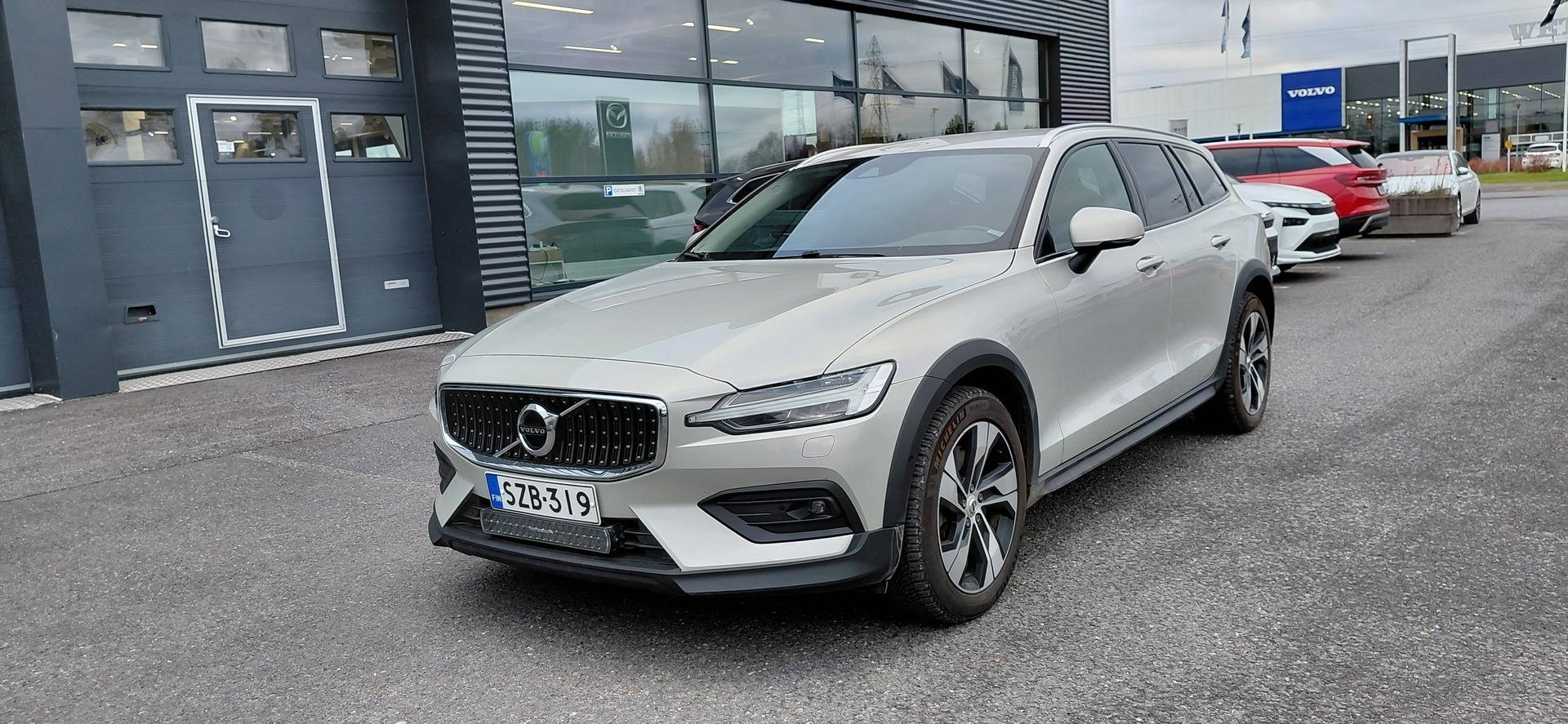 VOLVO V60 Cross Country B4 AWD D-MHEV Business Edition ** Selekt takuu / 1-om. Suomi-auto / Koukku / ACC / Lisälämmitin / Navi ** - ** Juuri tullut / Kysy tarjous jo nyt **