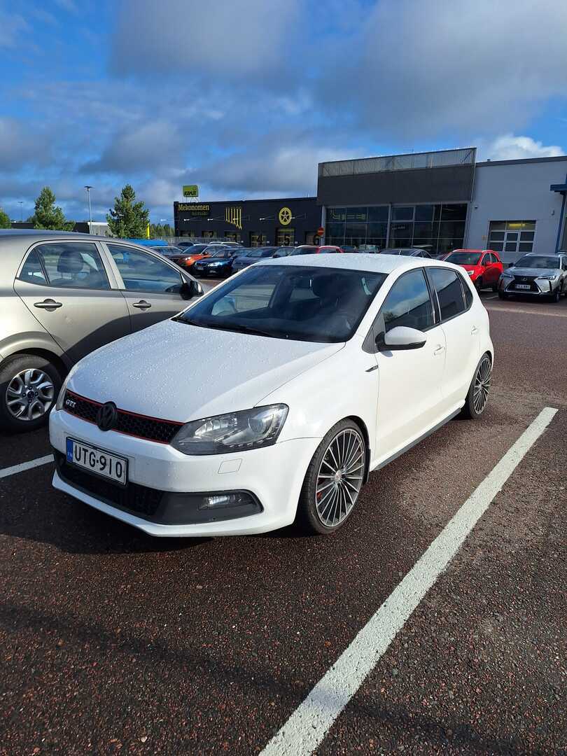 VOLKSWAGEN Polo GTI 1,4 TSI 132 kW (180 hv) DSG-automaatti 4-ovinen // Xenon-Valot / Tutka / Lohko+sisäpistoke / Täyd.hkirja //