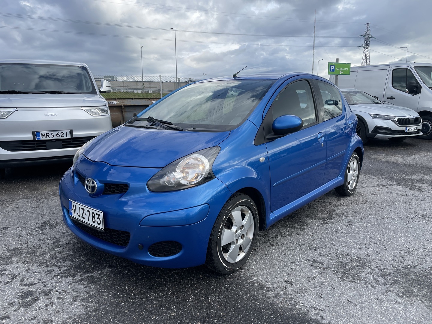 TOYOTA AYGO 1,0 VVT-i Blue 5ov - https://huutokaupat.com/kohde/6527723/toyota-aygo-1-0-vvt-i-blue-5ov-ilmast-2010
