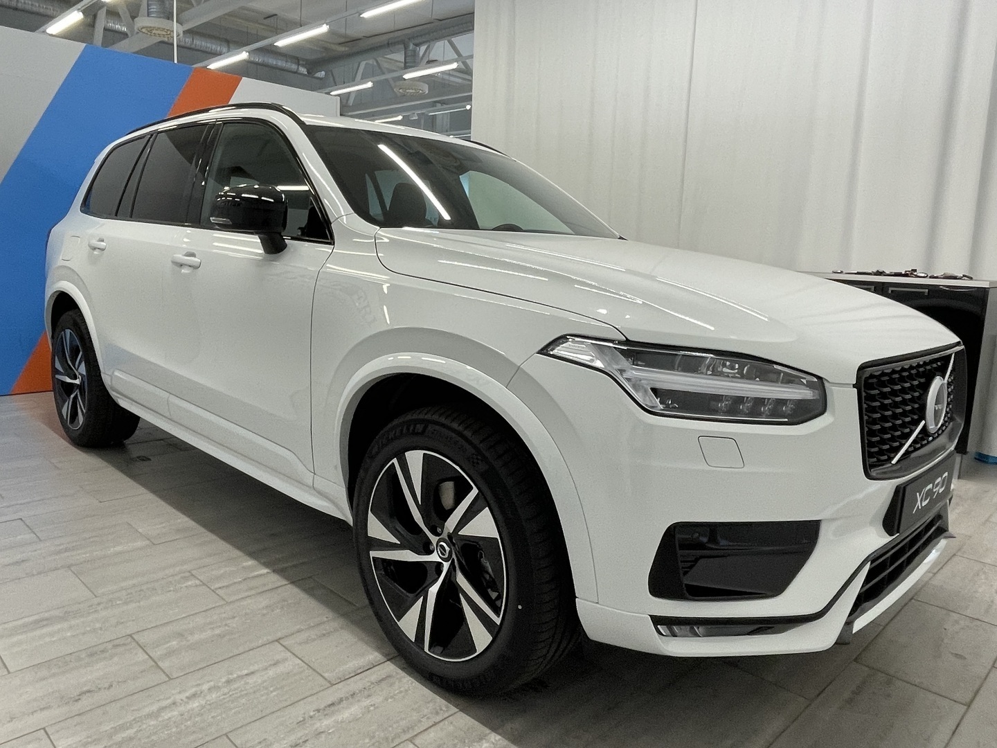 Volvo XC90 B5 AWD D-MHEV R-Design aut 2022, kuva 2/19