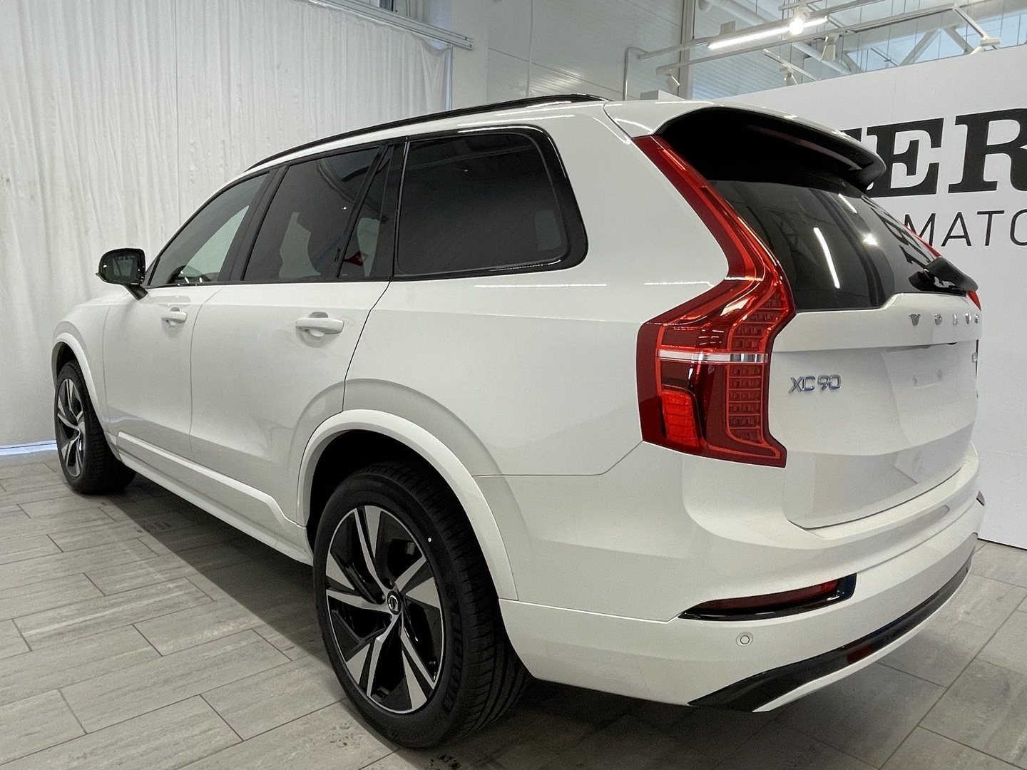 Volvo XC90 B5 AWD D-MHEV R-Design aut 2022, kuva 3/19