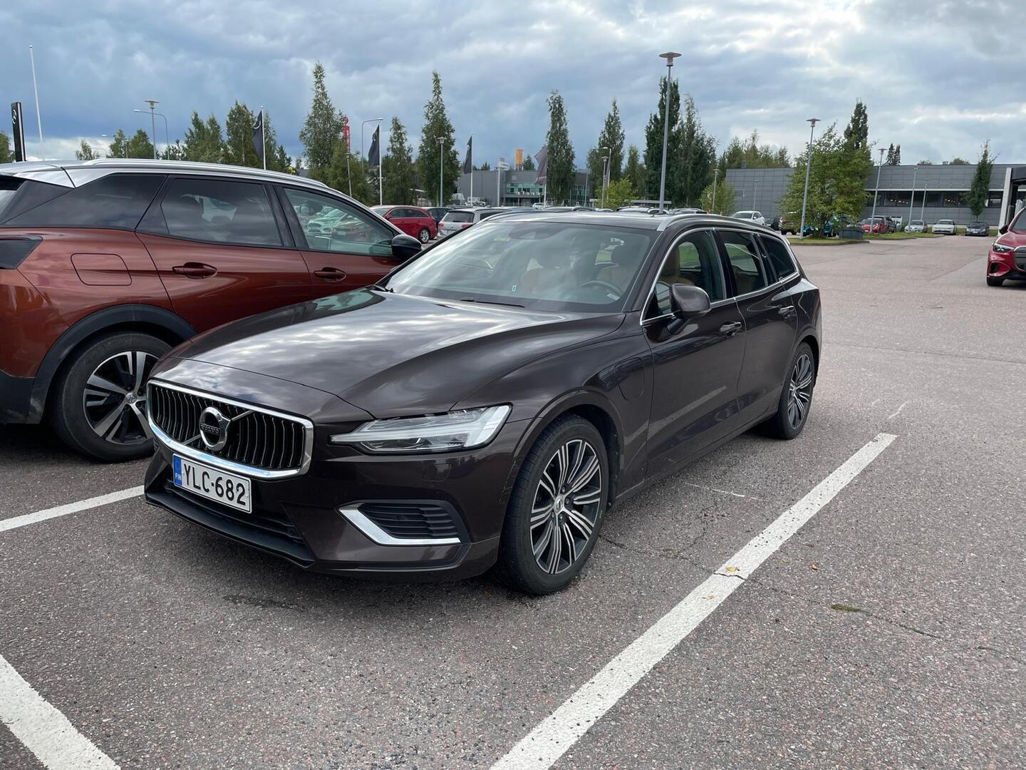 VOLVO V60 T8 AWD Inscription aut. // 1-OM / VOC / Webasto / Nahat /Merkkihuollettu / Vetokoukku / Suomi-auto / Kattoluukku // - // 1-OM / Merkkihuollettu / Vetokoukku / Suomi-auto / Kattoluukku //