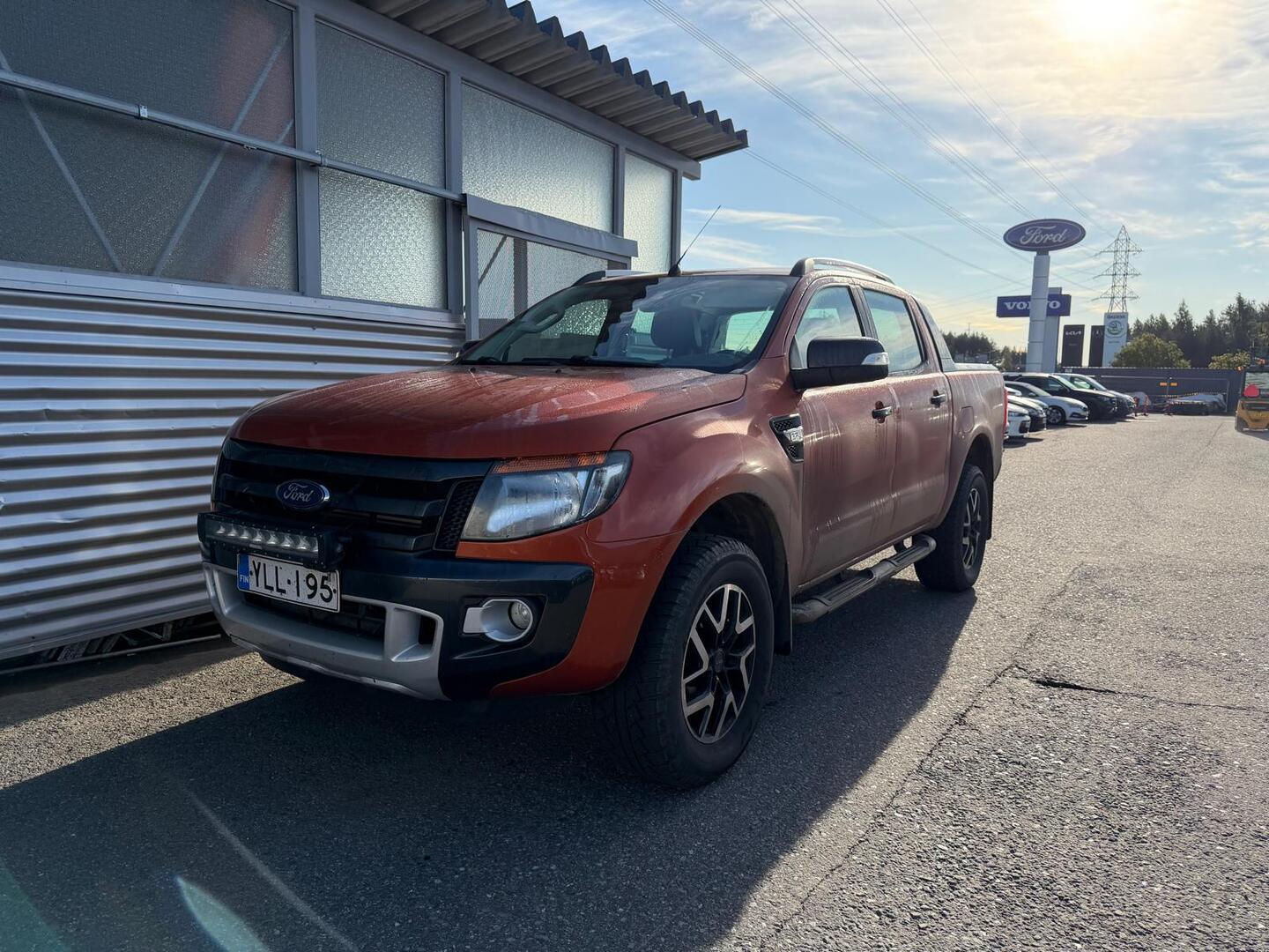 FORD Ranger Double Cab 3,2TDCi 200 hv Wildtrak A6 4x4 - ** Webasto / Vetokoukku / Peruutustutka / juuri tullut - kysy tarjous jo nyt ** 