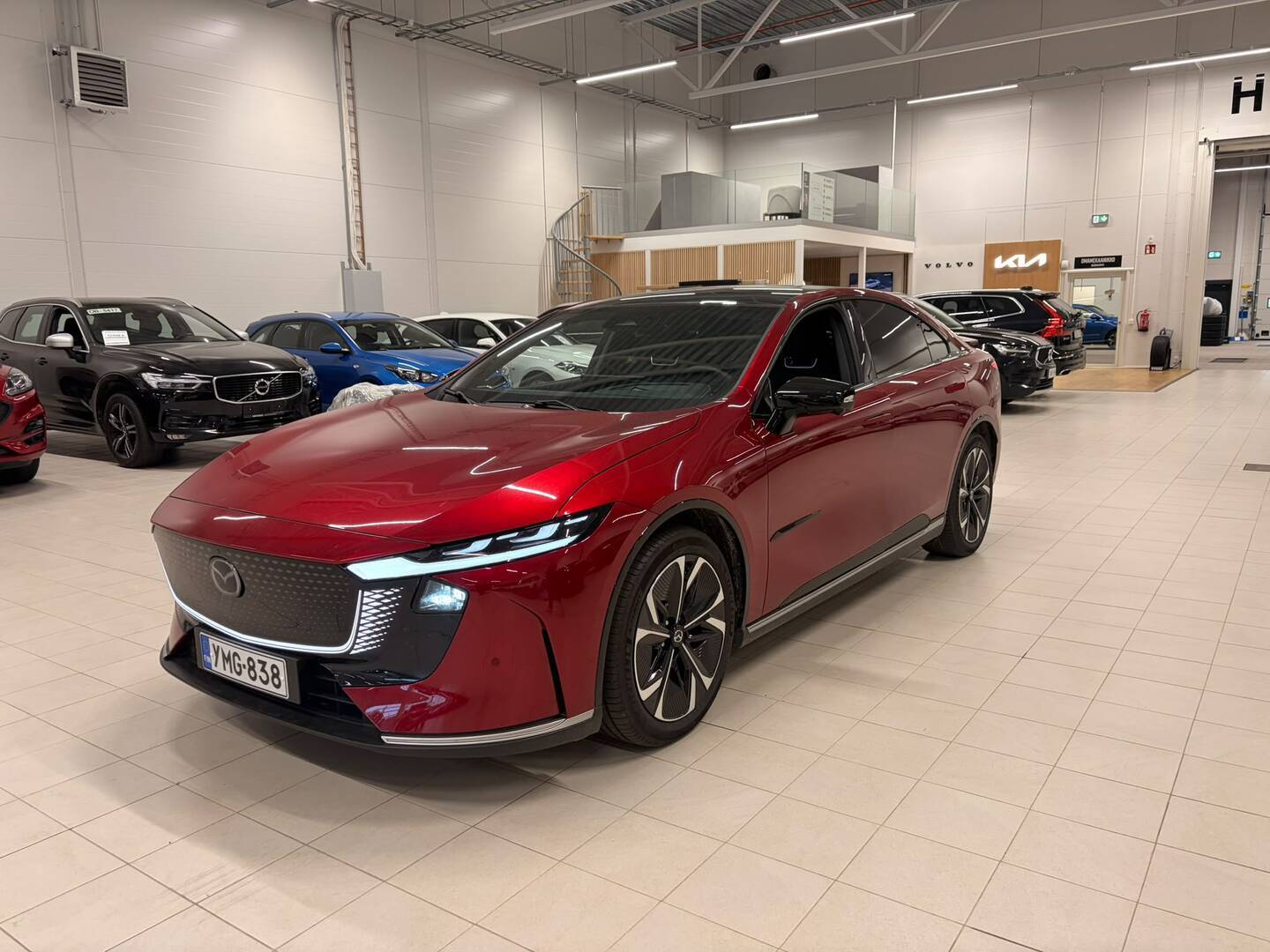 MAZDA 6E 68,8 kWh Takumi (GW7) / Soul Red Crystal / Haluttu uutuus! / 360-Kamerat / Carplay / Navi / Ambient / Lämpöpumppu / - / Hud / Lasikatto / Blis / Adapt.Cruise / Nahat / Ilmastoidut istuimet edessä / Sony-Audio / 360-Kamerat /