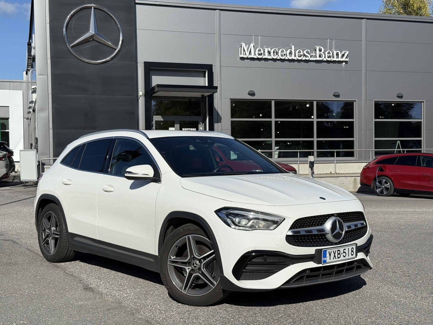 MERCEDES-BENZ GLA 200 d A Business AMG / AMG sisä & ulko / Isot näytöt / Navi / Kamera / Tutkat - / Carplay & Android Auto / Navi lisätty todellisuus / Langaton lataus / Etäisyyssäädettävä takaistuin / Defa lämmittimet / 2 renk M-B -aluvanteilla
