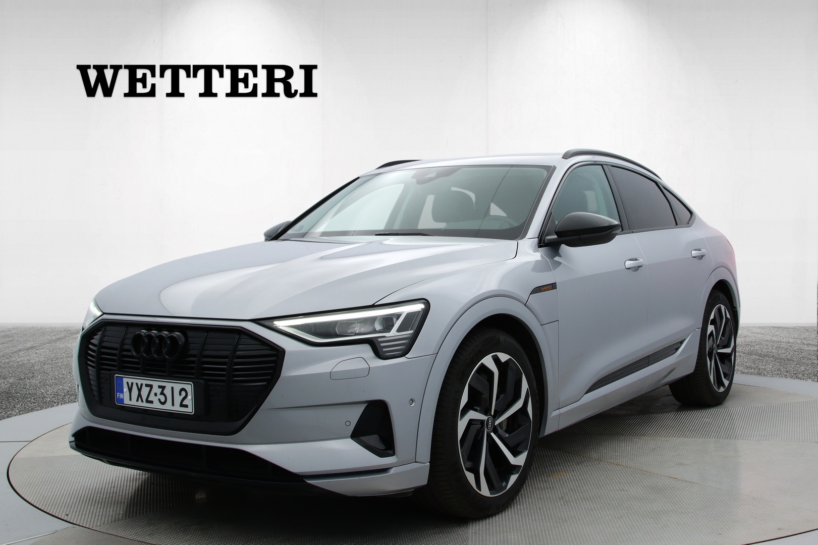 AUDI e-tron Electrified Edition Advanced 55 quattro / Koukku / Adapt vakkari / Ilmajousitus / SoH 93,2% / Avaimeton käyttö / P.kamera - Irrotettava vetokoukku / Huollettu 07/2026 / Sähkösäätöinen kuljettajan istuin muistilla / Adaptiivinen vakionopeudensäädin / Ilmajousitus / SoH 93,2% / Peruutuskamera / Urheiluistuimet / KeylessGo