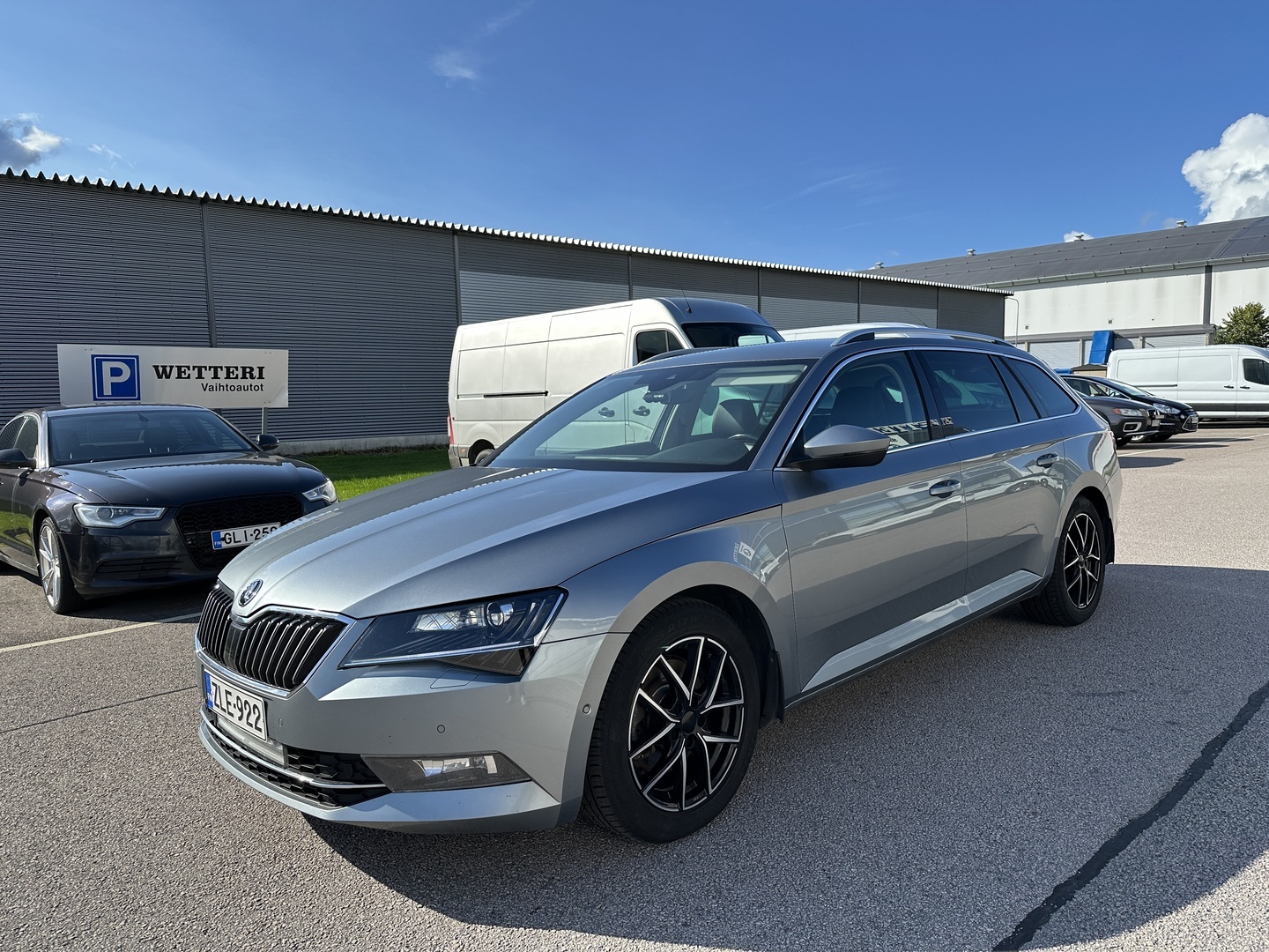 SKODA Superb Combi 2,0 TDI 190 Style DSG Autom. - ** Vetokoukku / Webasto / Nahat / Canton / ACC / Kamera **