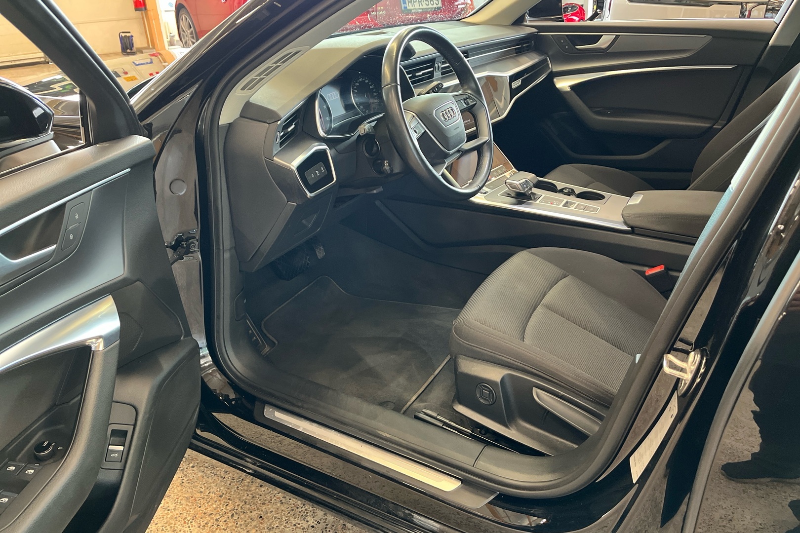 Audi A6 2022, photo 6/16