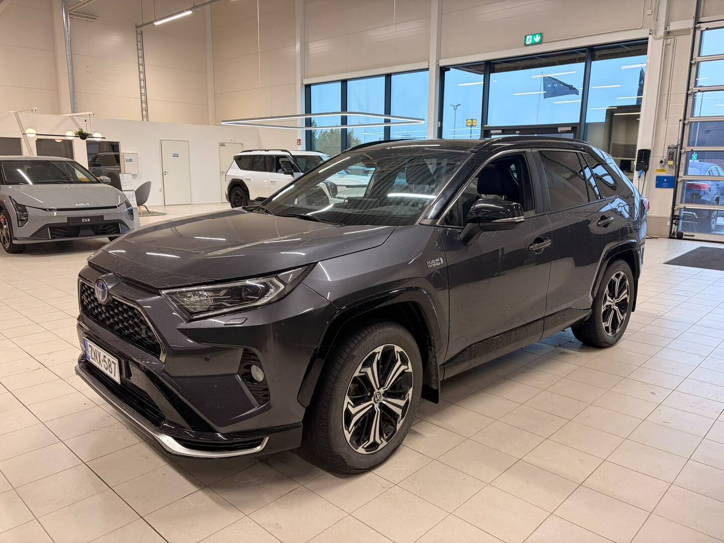 TOYOTA RAV4 Plug-in Hybrid 2,5 AWD-i Premium / 1.Om / Merkkihuollettu / Koukku / Lasikatto / 360-Kamerat / Blis / Kuljettajan istuin muistilla / - / Varusteltu yksilö! / Lasikatto / Hud / JBL-Audio / Ilmastoidut etuistuimet / Koukku / 360-Kamerat / Nahat / 