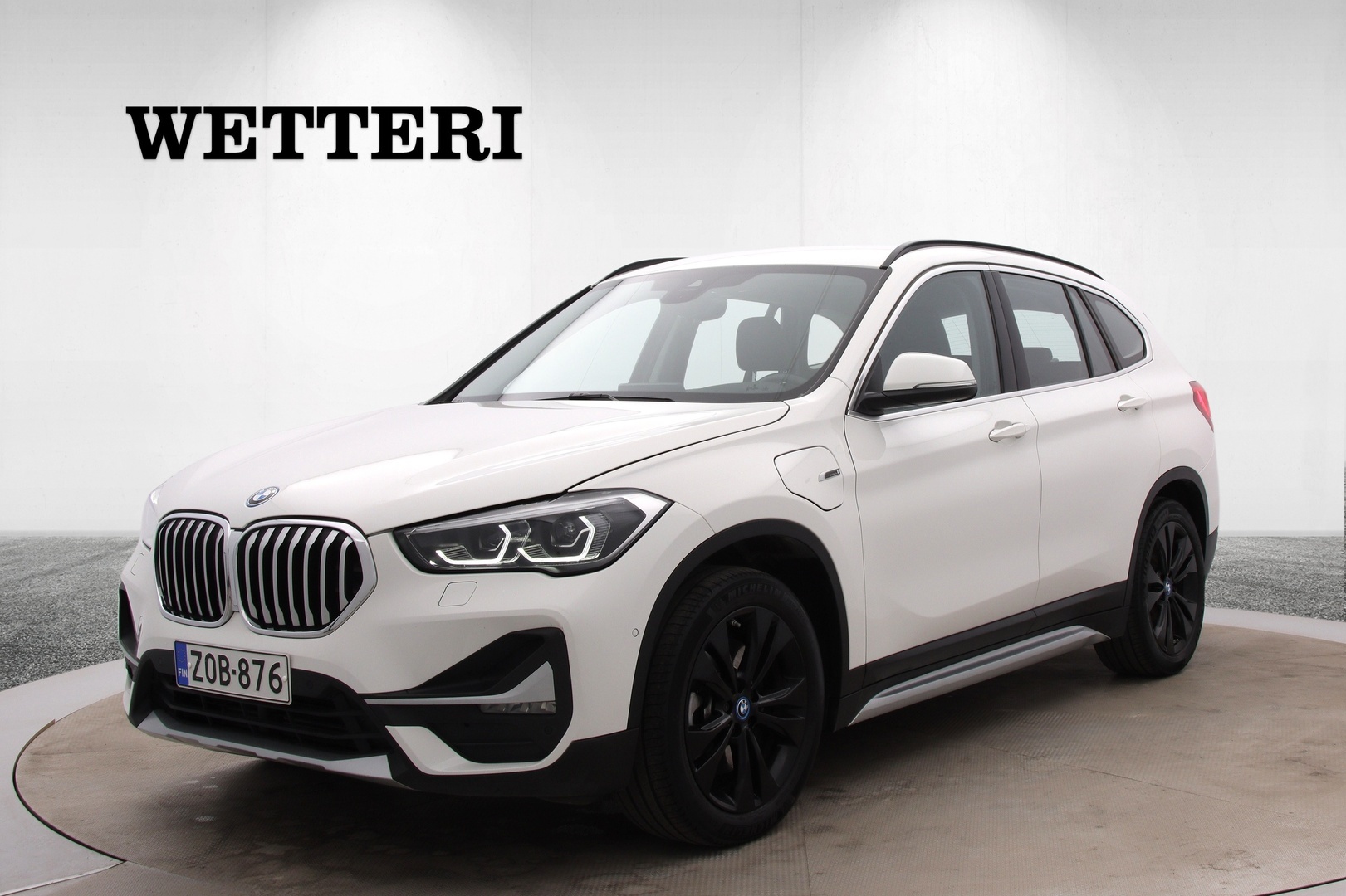 BMW X1 F48 xDrive25e A Charged Edition xLine **Suomi-auto // Kuntotarkastettu** - ** Vetokoukku / Puolinahat / HUD / Hifit / Lämm. ohjauspyörä / Peruutuskamera / Sporttipenkit / Blow by heater / Parkkitutkat / Vakkari / LED-ajovalot / Navigation Plus **
