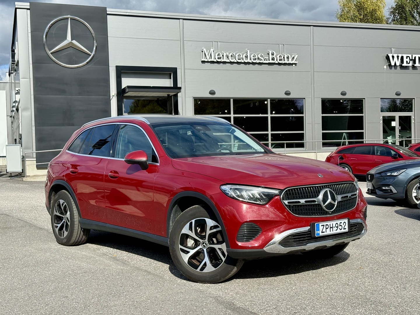 MERCEDES-BENZ GLC 300 e 4MATIC A Business Edition / Panoraama / Distronic / Koukku / LED High Performance /  Lämpöratti / - / Merkkihuollettu Suomi-auto / Carplay & Android Auto / Kamera & tutkat / Kahdet renkaat vanteilla / Esilämmitys & jäähdytys / Upea metallipunainen väri 