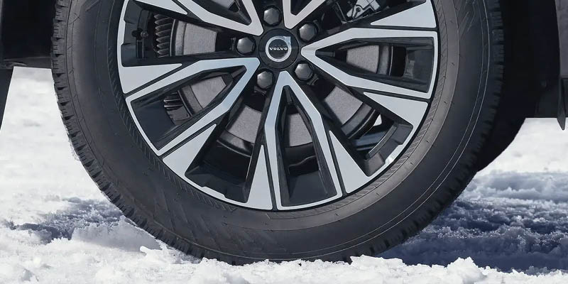 Nauti turvallisemmasta ajokokemuksesta Volvon hyväksymillä talvirenkailla.