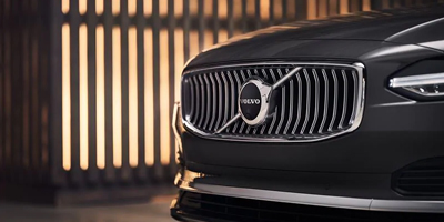 Volvo V90 Tee vaikutus auton uusituilla ulkoisilla piirteillä ja kromatuilla yksityiskohdilla, kuten uudella kromisäleiköllä.